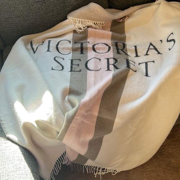 Victoria’s Secret Throw Blanket w Fringe - Picture 9 of 9